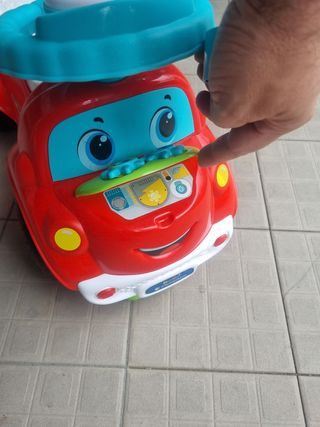 Macchina cavalcabile rossa con manico