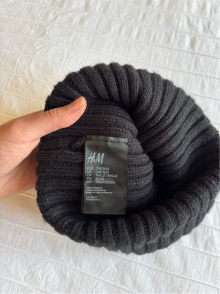 Gorro en punto de canalé negro de HyM