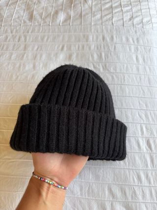 Gorro en punto de canalé negro de HyM