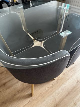 Mesa de comedor cristal y madera y sillas 