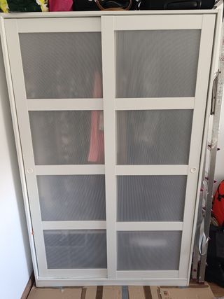 Armario blanco Kvikne Ikea puertas correderas.