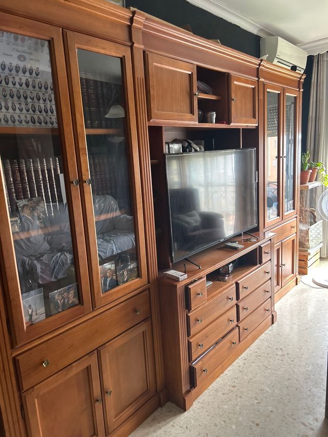 Mobili da soggiorno in legno e vetro
