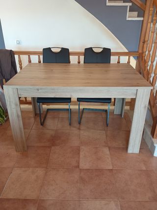 Mesa de comedor de madera