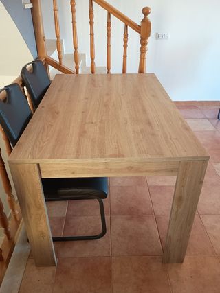 Mesa de comedor de madera