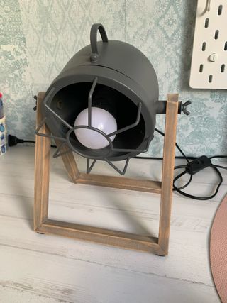Lámpara de mesa industrial metal y madera
