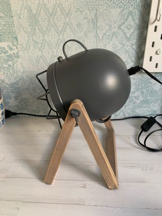 Lámpara de mesa industrial metal y madera
