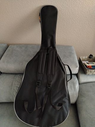 Guitarra Española Clásica con la funda incluida