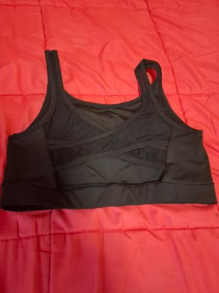 Top deportivo negro con malla