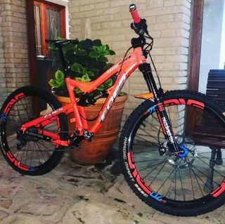 Bicicleta de montaña naranja FOSS