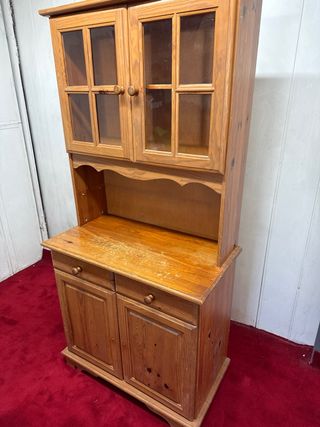 Alacena de madera con puertas de cristal