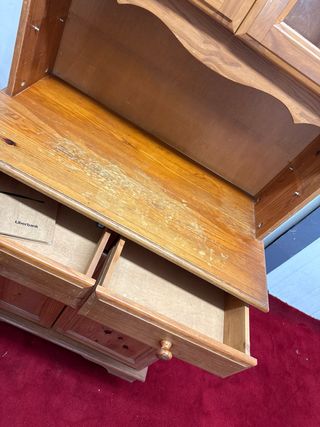 Alacena de madera con puertas de cristal