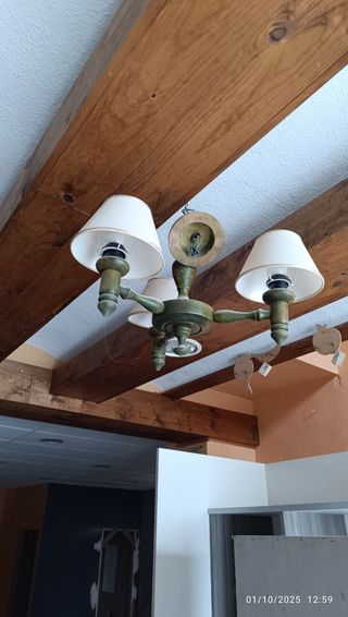 Estantería de madera rústica y espejos, manualidad