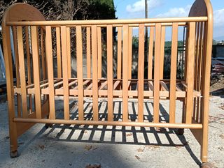 Cuna de madera para bebé