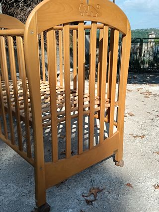 Cuna de madera para bebé