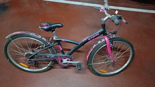 Bicicleta infantil Btwin negra y rosa