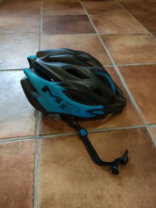 Casco de bicicleta negro y azul. Met