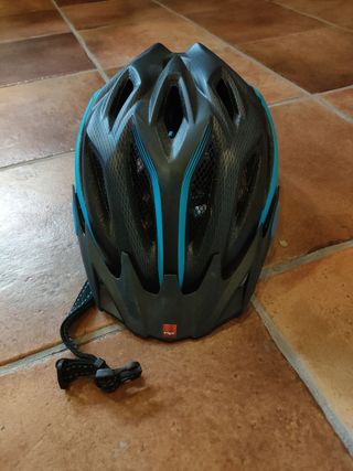 Casco de bicicleta negro y azul. Met