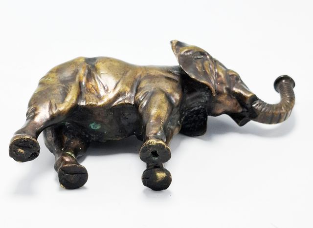 Escultura realista de elefante en bronce