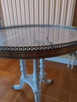 Mesa auxiliar antigua con tapa de mármol 