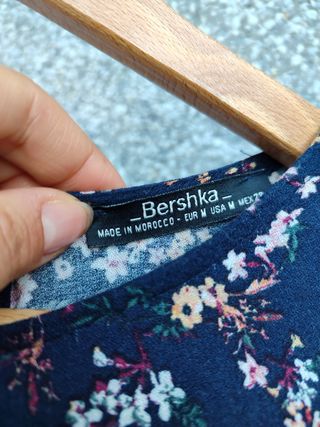 Blusa azul con volante y estampado floral