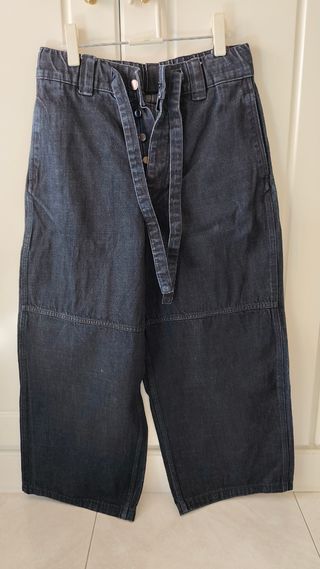 Pantalón vaquero ancho con cinturón