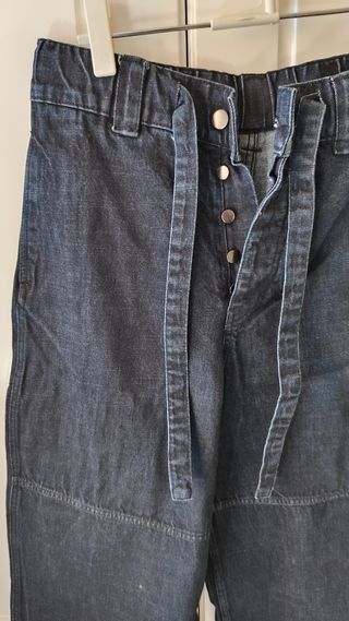 Pantalón vaquero ancho con cinturón