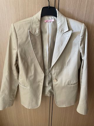 Chaqueta americana beige mujer.
