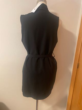 Chaleco negro sin mangas con cinturón