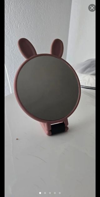 Espejo de tocador rosa con orejas de conejo