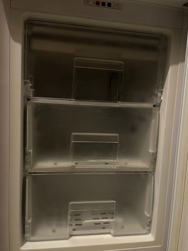 Congelador vertical Saivod bajo encimera A+