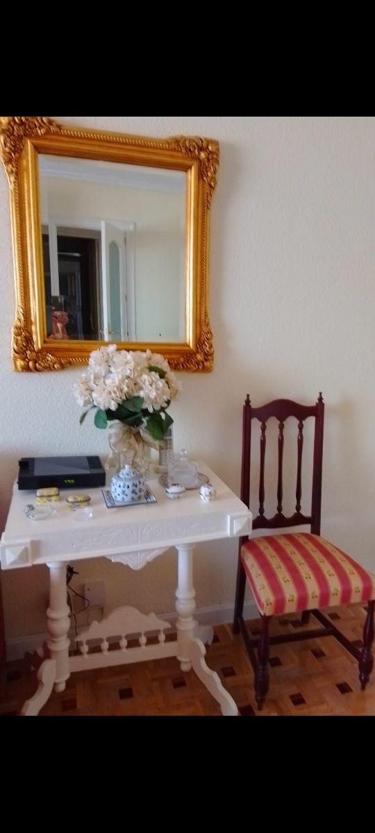 Dos    Sillas de salón de madera y tela