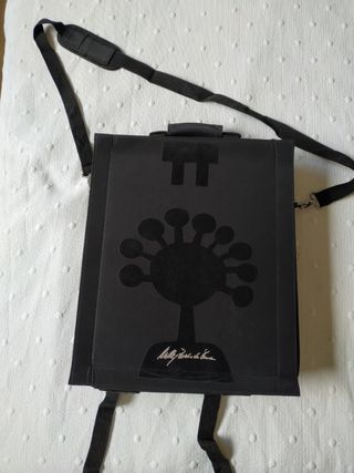 Maletín portátil negro con diseño árbol