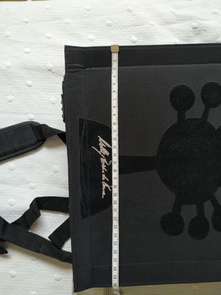 Maletín portátil negro con diseño árbol