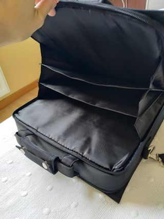 Maletín portátil negro con diseño árbol