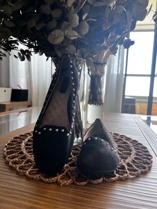 Merceditas Zara tachas negras. 