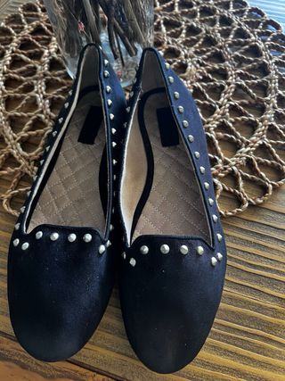 Merceditas Zara tachas negras. 