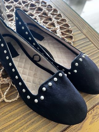 Merceditas Zara tachas negras. 