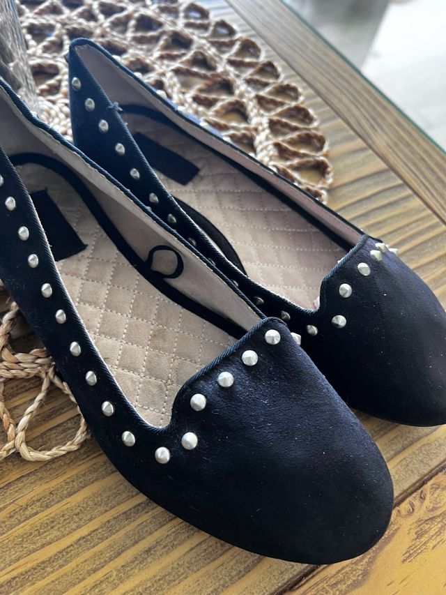 Merceditas Zara tachas negras. 