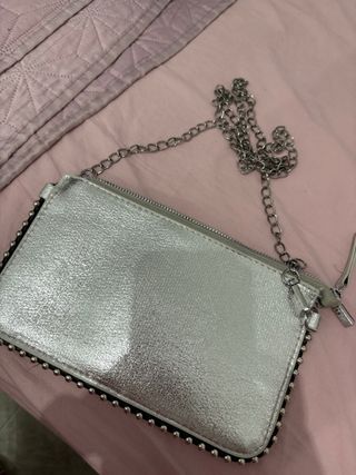 Bolso de mano plateado con cadena