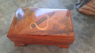 Scatola in legno per sigari con musica