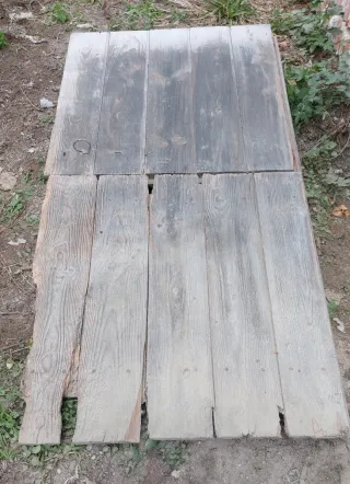 Dos puertas antiguas de madera