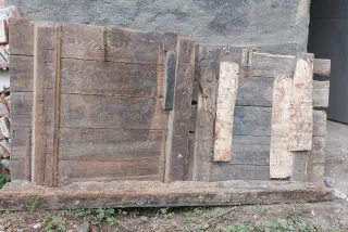 Dos puertas antiguas de madera