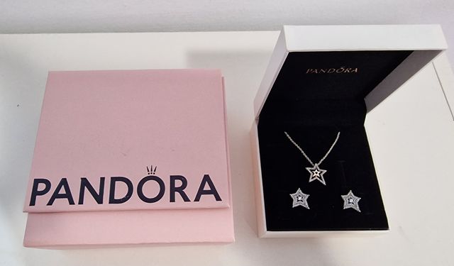 Colgante y pendientes Pandora