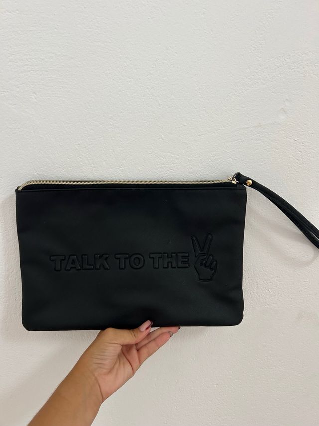 Bolso de mano negro con mensaje