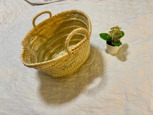 Cesta de mimbre artesanal