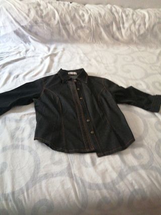 Blusa vaquera azul con pespuntes marrones