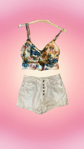 Conjunto Top Floral Bershka y Shorts Blanco