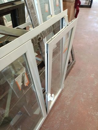 Ventana abatible de aluminio