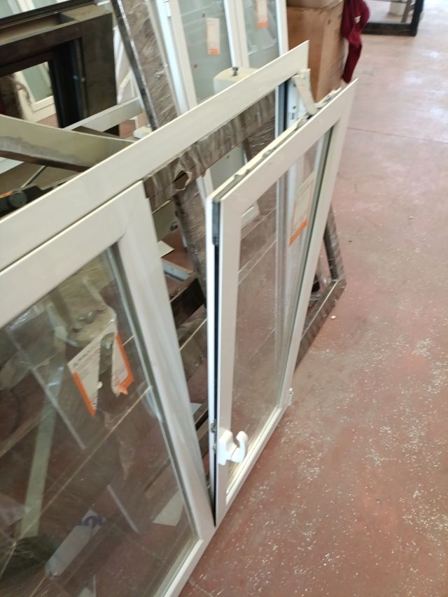 Ventana abatible de aluminio