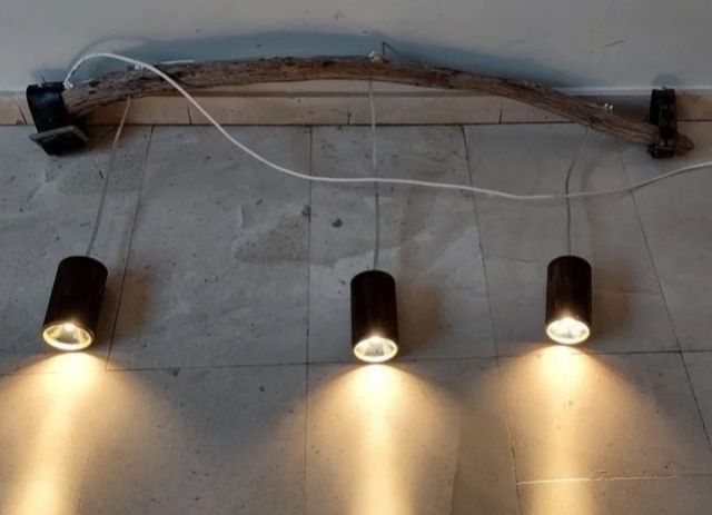 Candeeiro de porta-malas feito à mão em madeira e metal